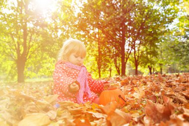 sevimli küçük kız ile Sonbahar oynamak düşmek