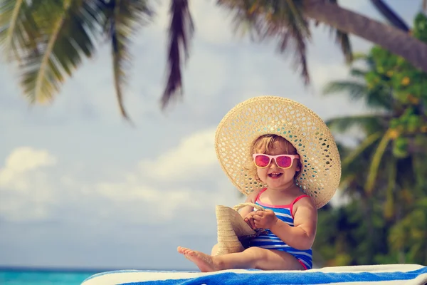 Cute little girl in big hat on summer beach — Stock Photo, Image