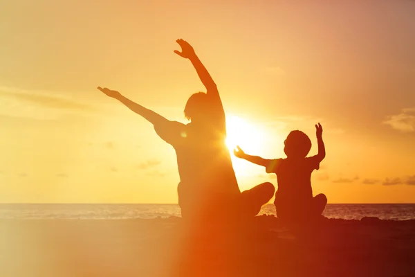 Silhouette de Père et Fils heureux au coucher du soleil — Photo