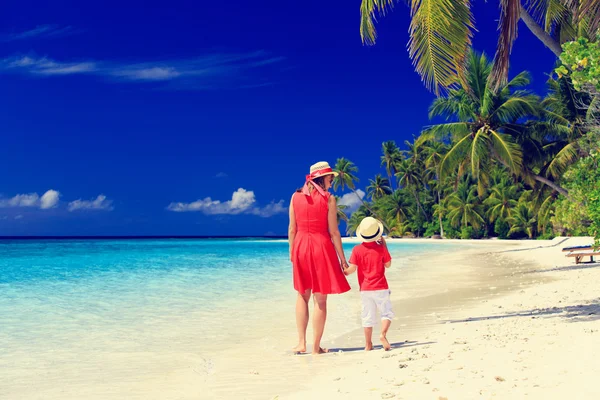 Madre e hijo caminan en la playa de verano — Foto de Stock