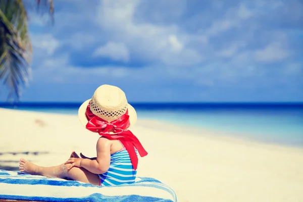 Malá holčička v big hat na letní beach — Stock fotografie
