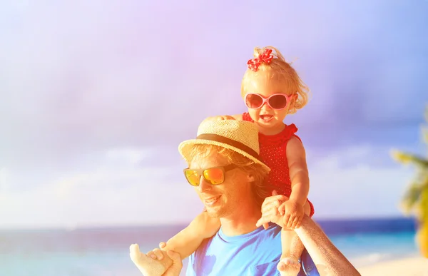 Szczęśliwy ojciec i słodka córeczka na plaży — Zdjęcie stockowe
