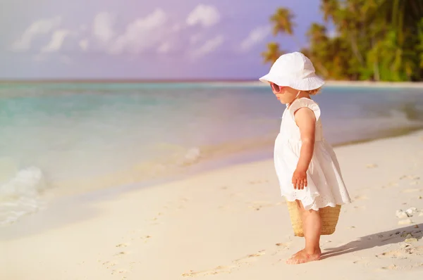 Schattig klein meisje met lopen op strand — Stockfoto