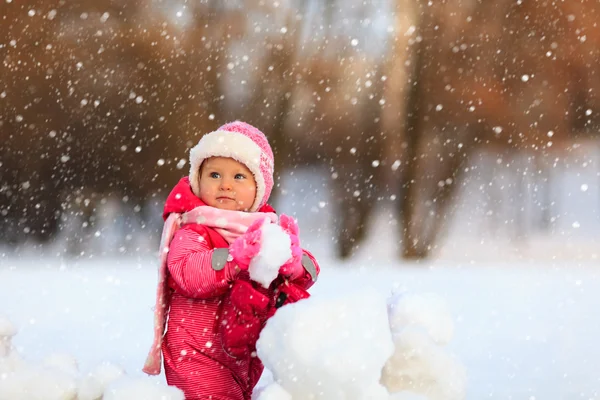Schattig gelukkig beetje meisje spelen in de winter — Stockfoto
