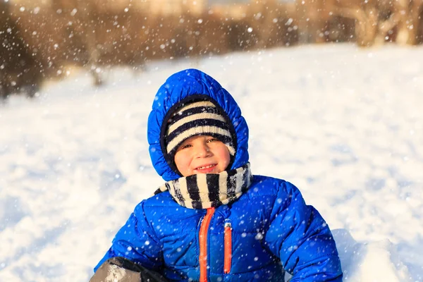 Kleine jongen genieten van sneeuw in de winter natuur — Stockfoto