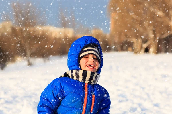 Little boy enjoy snow in winter nature — Stock Photo, Image