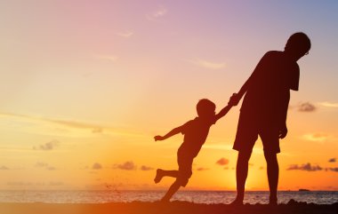 Baba ve oğlu sunset bulvarında eğleniyor siluetleri
