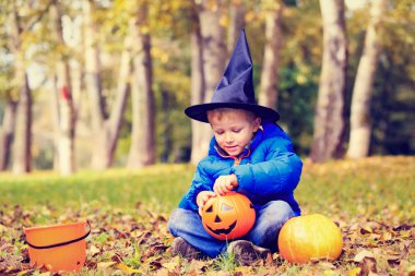 küçük çocuk sonbahar Park halloween kılık