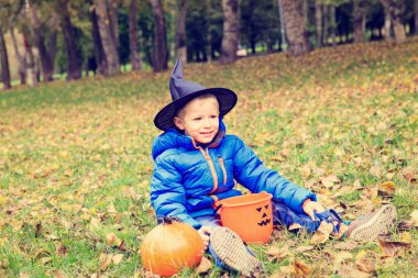 küçük çocuk sonbahar Park halloween kılık