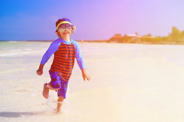 熱帯のビーチを走る幸せの小さな男の子 — ストック写真