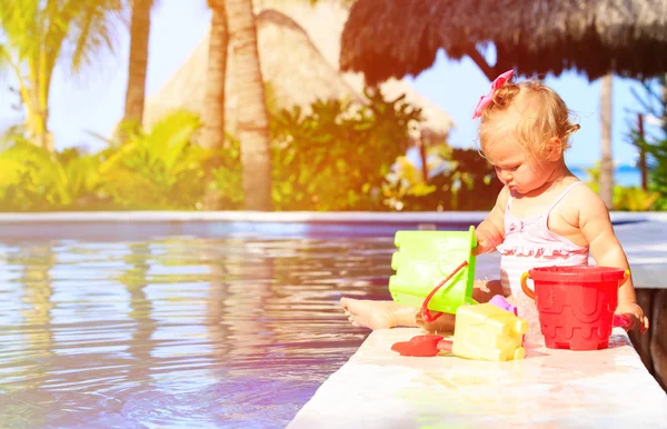 Linda niña jugando en la piscina en la playa — Foto de Stock