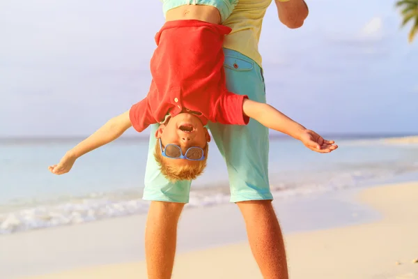 Father and happy little son playing on beach — Stock Photo, Image