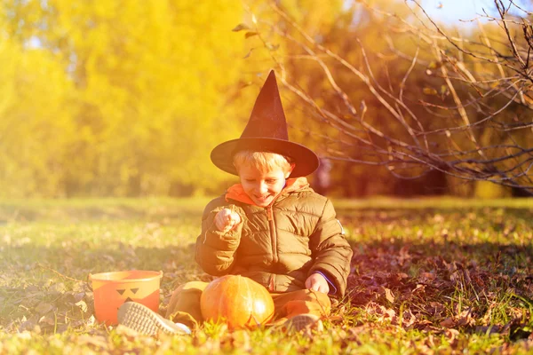 Küçük çocuk sonbahar Park halloween kılık — Stok fotoğraf