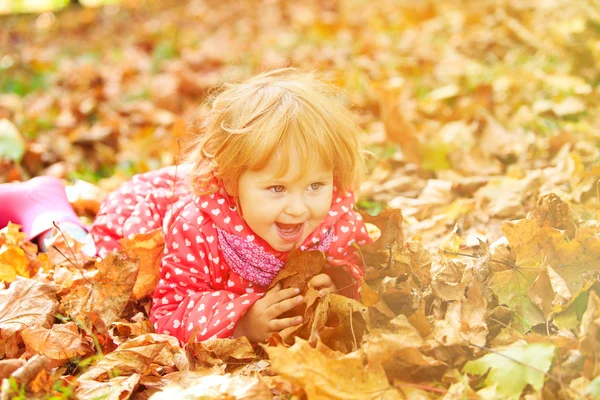 Gadis kecil yang lucu bermain dengan musim gugur — Stok Foto