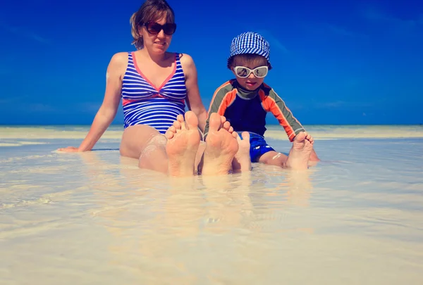 Madre e hijo pies en la playa de verano — Foto de Stock