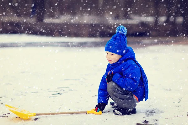 Little boy dig and play in winter snow — Stock Photo, Image