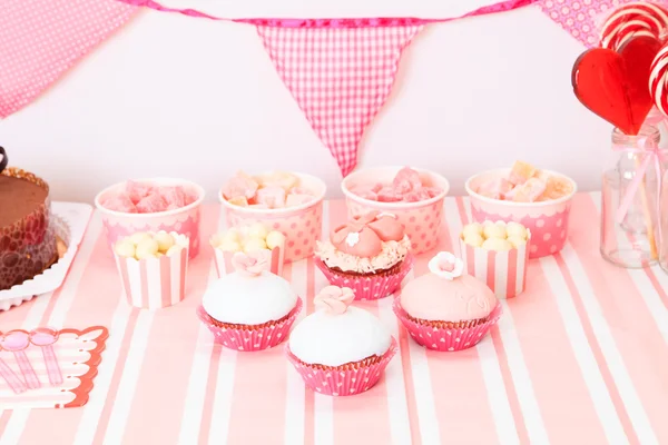 Table à dessert en rose à la fête d'anniversaire des filles — Photo