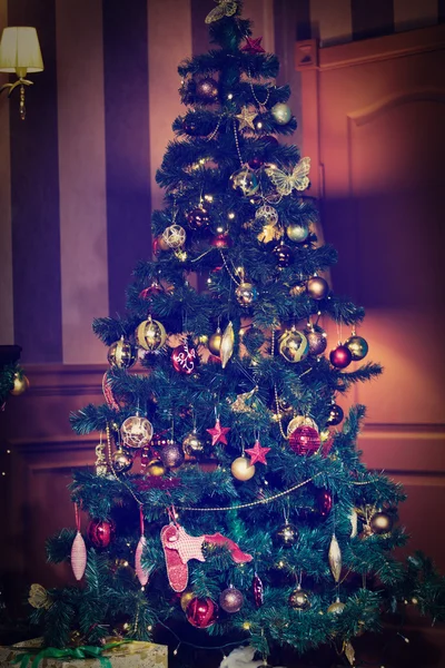 Albero di Natale decorato a casa interna — Foto Stock