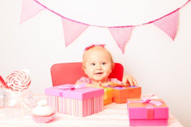 hediye doğum günü partisinde alarak küçük kız