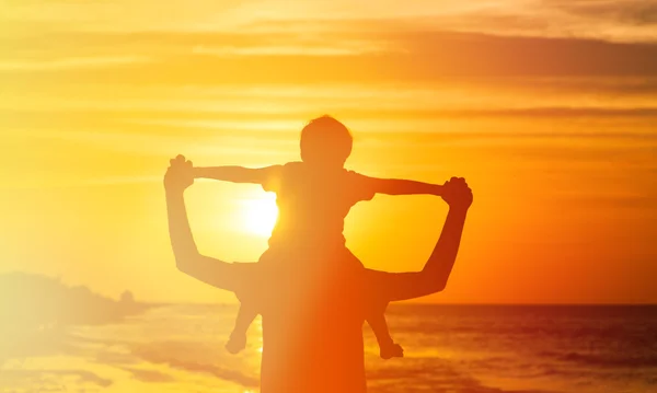 Père et fils s'amusent au coucher du soleil — Photo