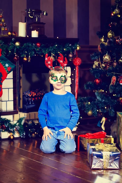 Μικρό αγόρι τη διασκέδαση στο σπίτι Χριστούγεννα — Φωτογραφία Αρχείου