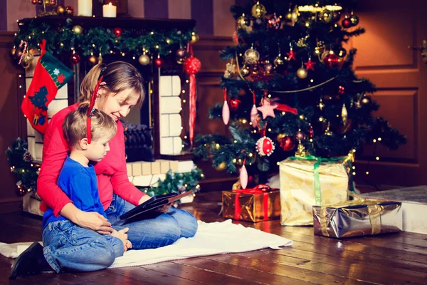 Μητέρα και γιος, κοιτάζοντας το μαξιλάρι αφής για τα Χριστούγεννα — Φωτογραφία Αρχείου