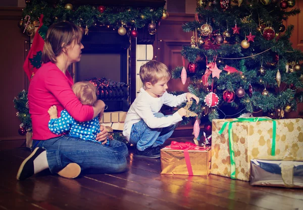 Μητέρα και παιδιά διακόσμηση σπίτι για τα Χριστούγεννα — Φωτογραφία Αρχείου