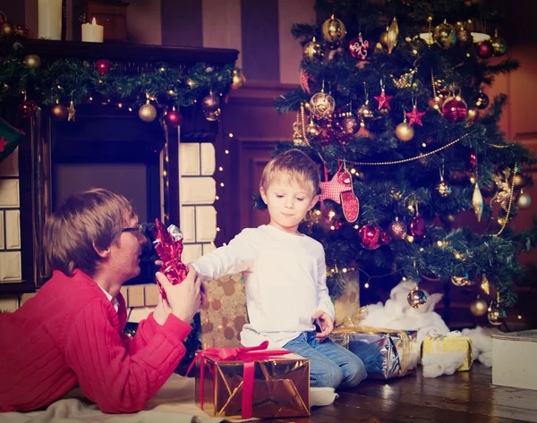 Πατέρας και γιος δίνοντας δώρα τα Χριστούγεννα — Φωτογραφία Αρχείου