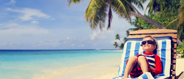 Bambino rilassato sulla spiaggia tropicale estiva — Foto Stock