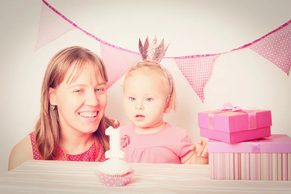 Madre dando regalos a la pequeña hija en el cumpleaños —  Fotos de Stock