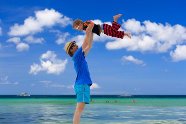 tropik sahilde oynarken aile