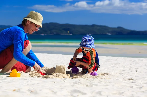 Familie gebouw sandcastle — Stockfoto