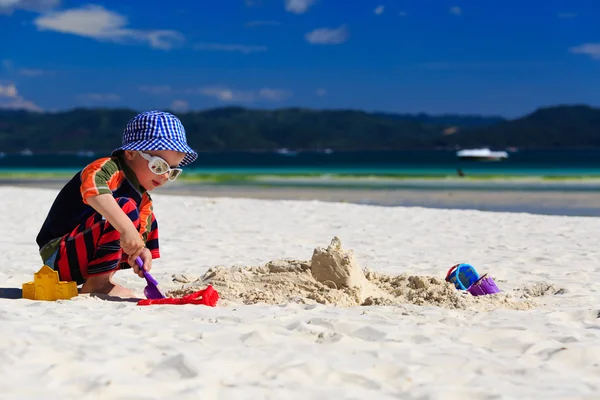 Kind gebouw sandcastle — Stockfoto
