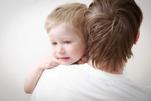 Père réconfortant fils en larmes — Photo