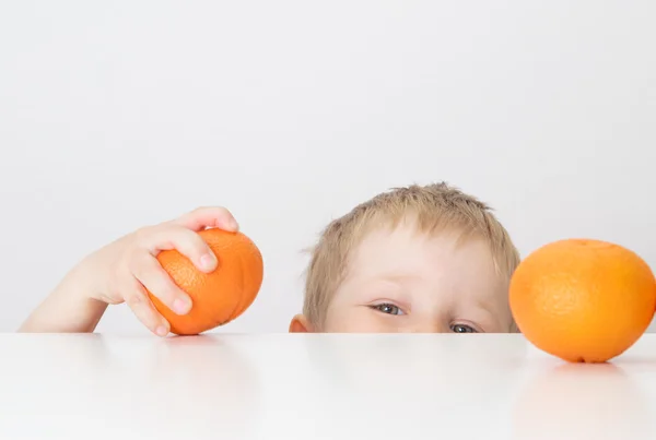 Petit garçon aux oranges, nourriture saine — Photo