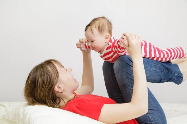 Mãe e filho brincando em casa — Fotografia de Stock