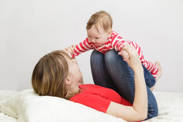 Mor och barn spelar hemma — Stockfoto