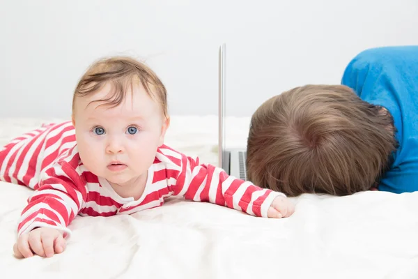 Far trött på att arbeta hemifrån — Stockfoto