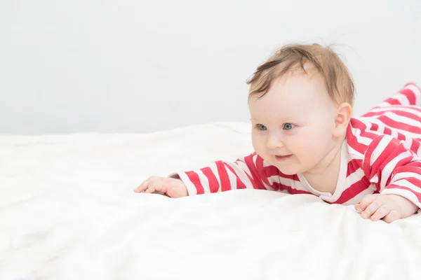Söt newborn baby leende — Stockfoto