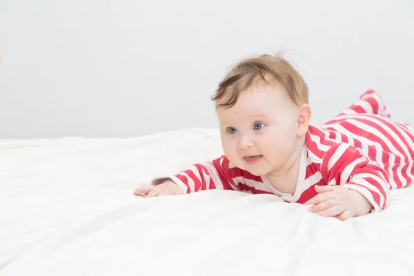 Söpö vastasyntynyt vauva hymy — kuvapankkivalokuva