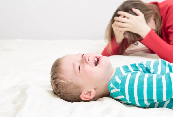 Moeder is moe, kind huilen — Stockfoto