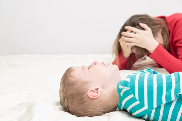 Mother is tired, child crying — Stock Photo, Image