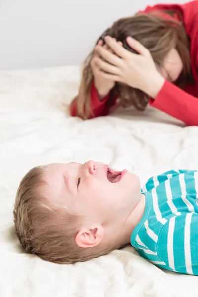 Mother is tired, child crying — Stock Photo, Image