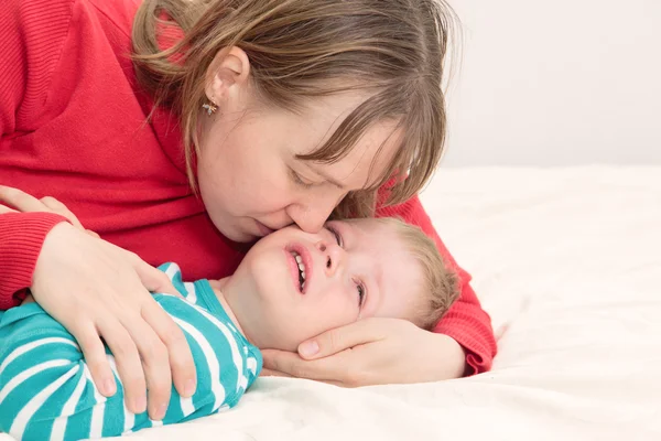 Mother comforting her crying little son — Stock Photo, Image