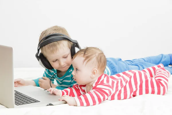 Kids using computer — Stock Photo, Image