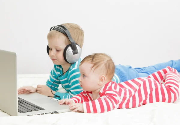 Τα παιδιά που χρησιμοποιούν τον υπολογιστή — Φωτογραφία Αρχείου