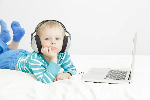 Liten pojke lyssna på musik i hörlurar — Stockfoto