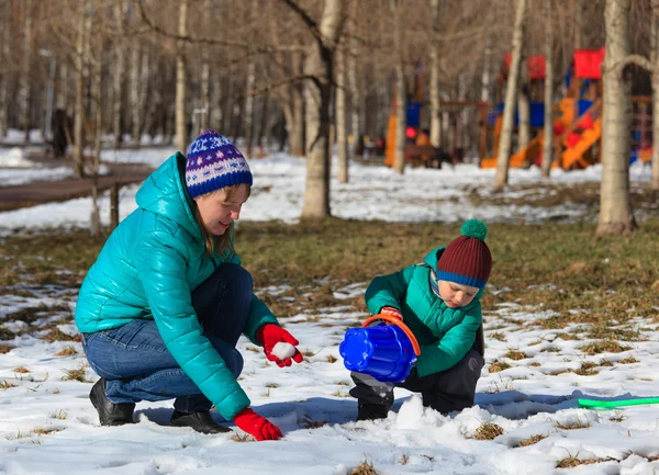 Mother and son playing with snow — Stock Photo, Image