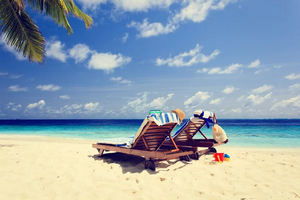 Δύο καρέκλες στην άμμο τροπική παραλία — Φωτογραφία Αρχείου