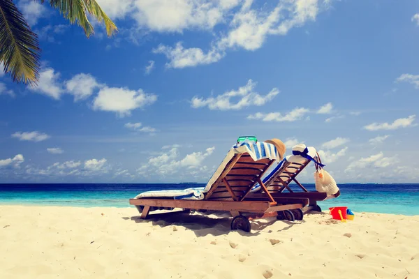 Due sedie sulla spiaggia di sabbia tropicale — Foto Stock